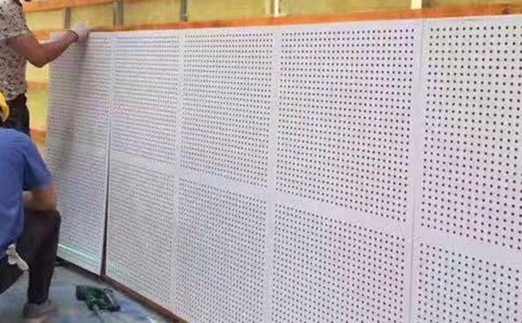 游泳館太潮濕了就用穿孔吸聲板-1